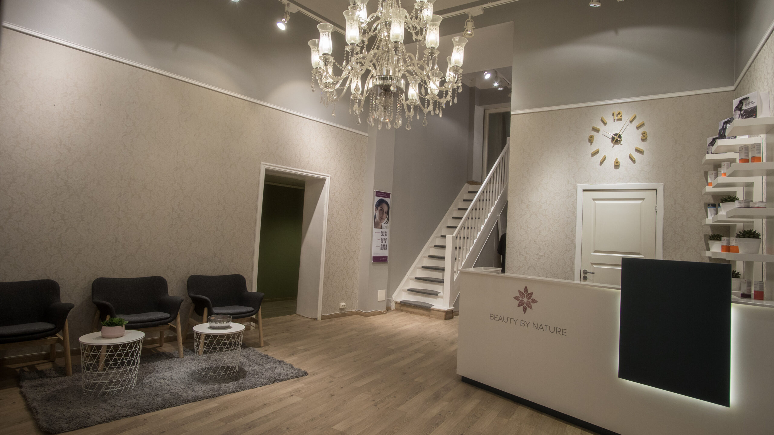 Resepsjonen hos Frogner Hudklinikk i Oslo, med lysekrone og varme toner